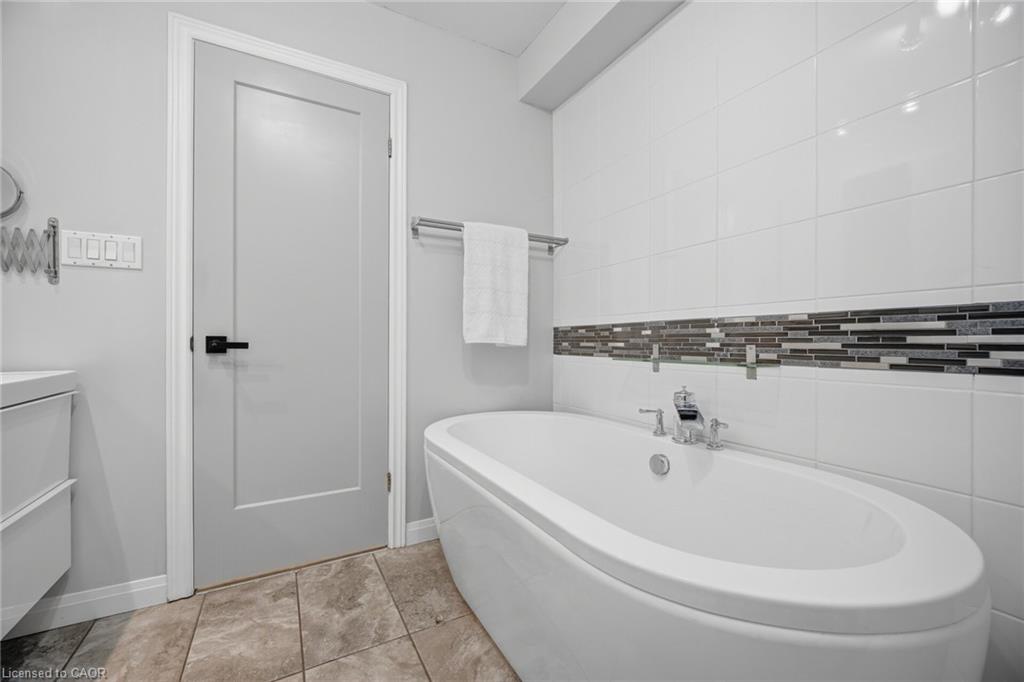 3064 Lakeshore Road W Property Photo 14