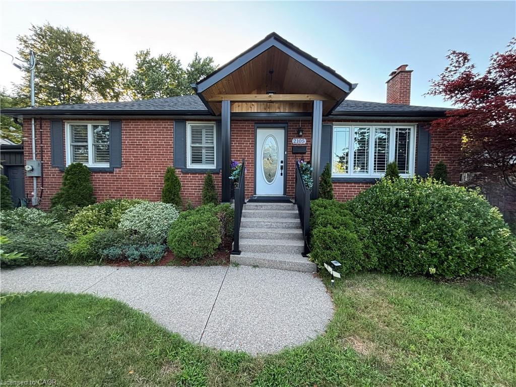 2105 Maplewood Drive Property Photo 1