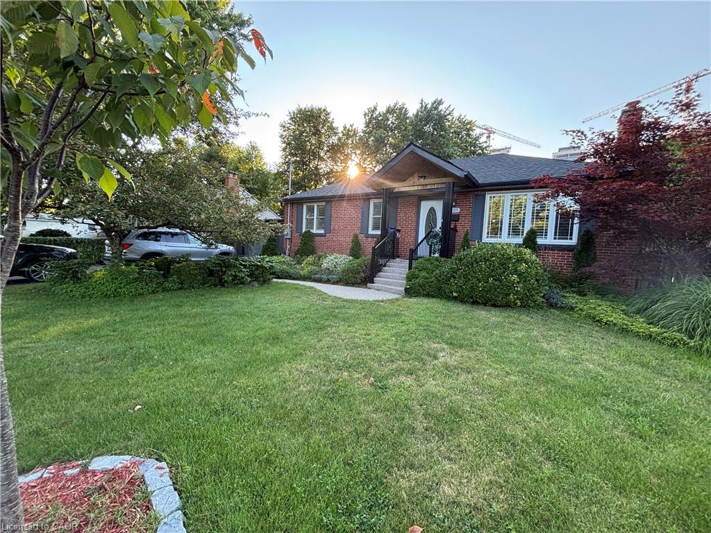 2105 Maplewood Drive Property Photo 4