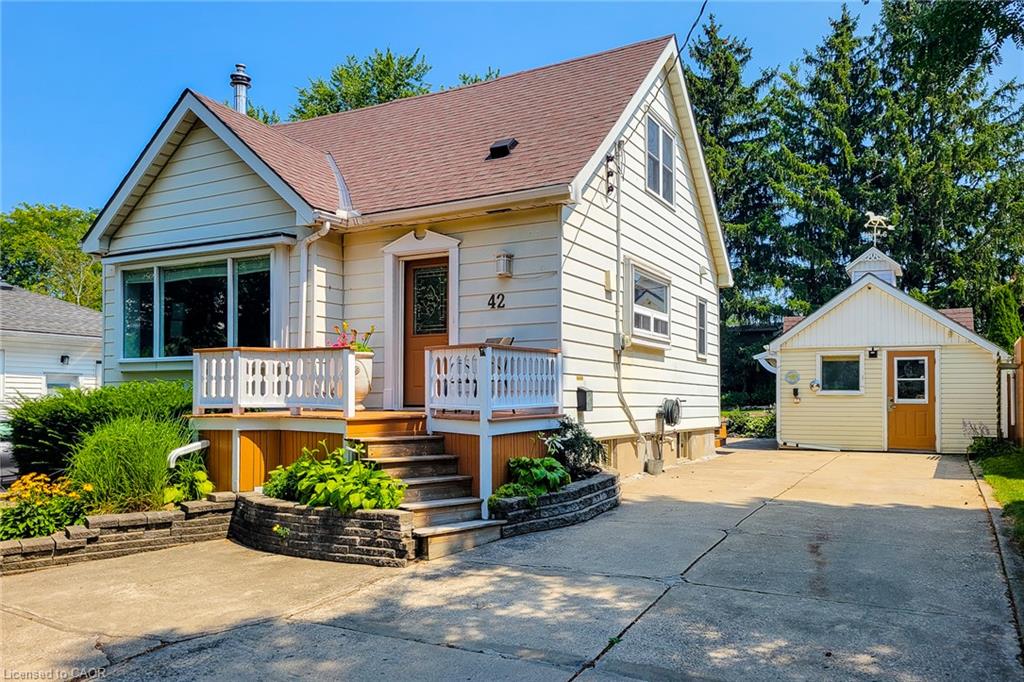 42 Lake Avenue N Property Photo 2