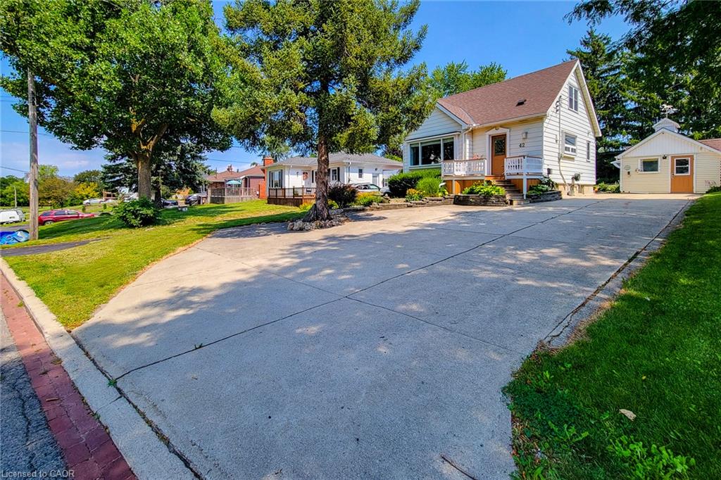 42 Lake Avenue N Property Photo 3