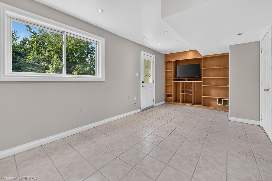 5371 Riverside Drive Property Photo 8