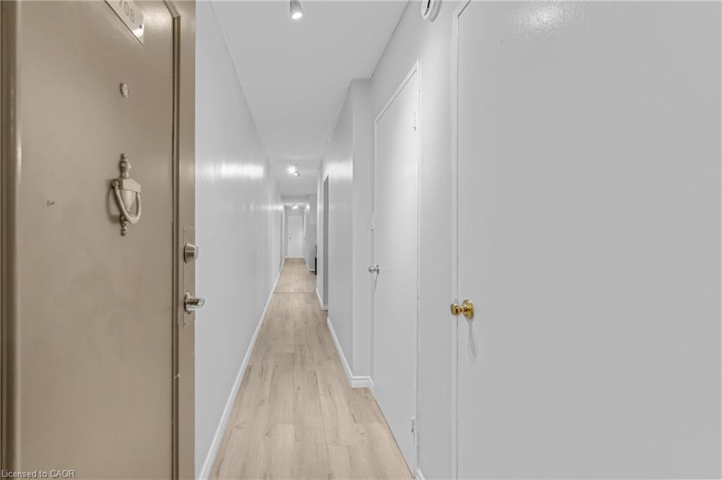 708-975 Warwick Court Property Photo 10
