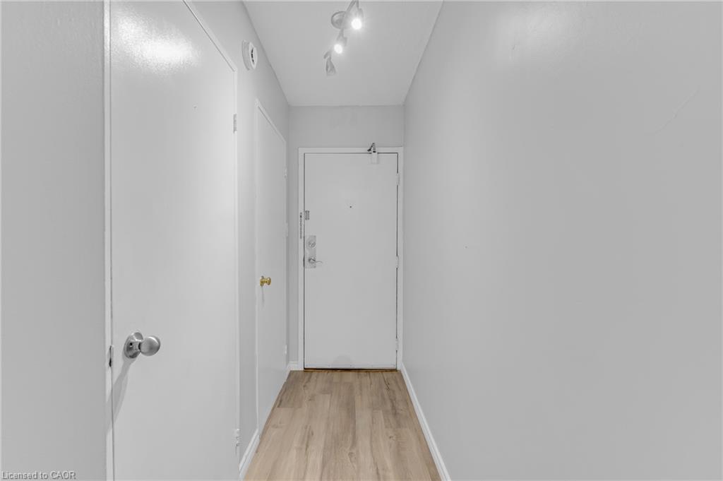 708-975 Warwick Court Property Photo 11