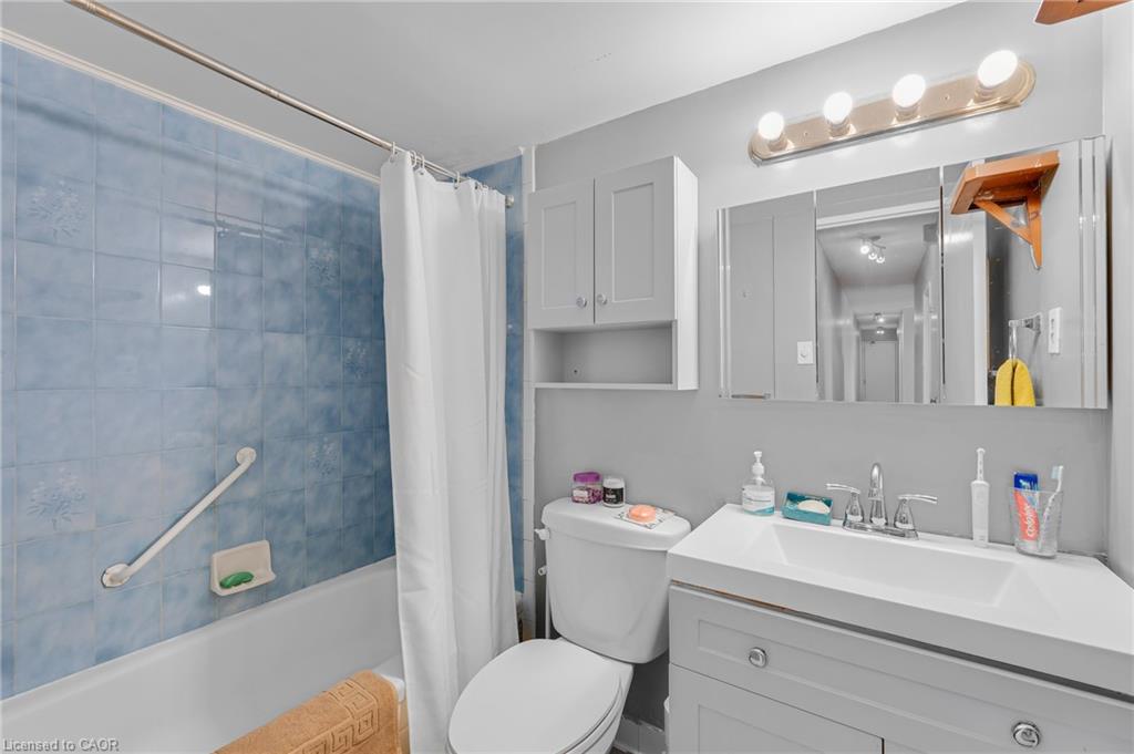 708-975 Warwick Court Property Photo 25