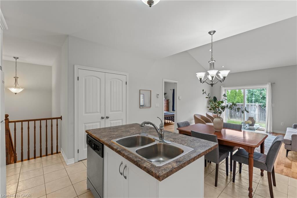 58 Videl Crescent N Property Photo 13