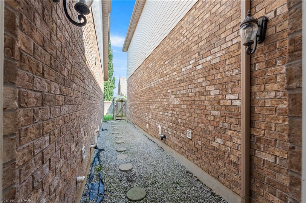 58 Videl Crescent N Property Photo 32
