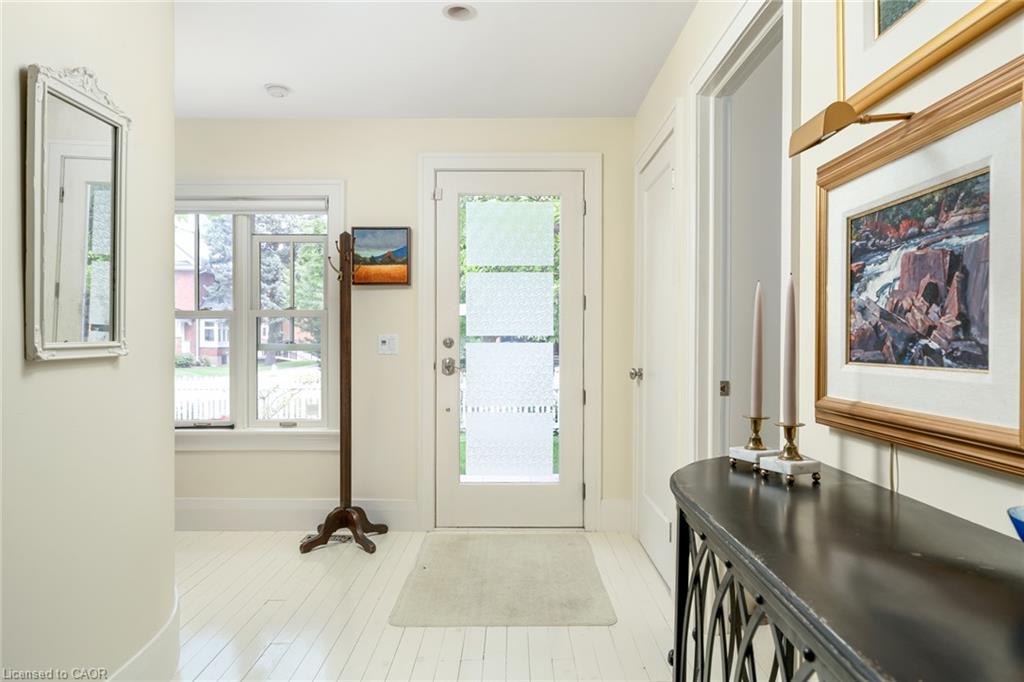 23 Alice Street W Property Photo 5