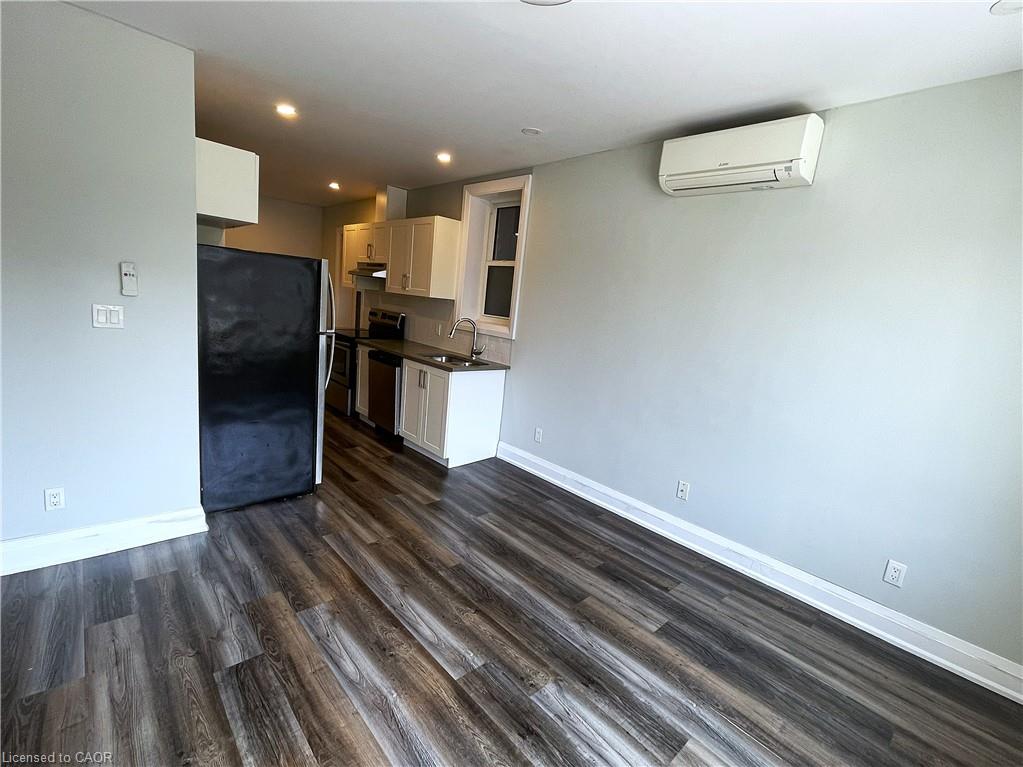 301 Barton Street E Property Photo 9