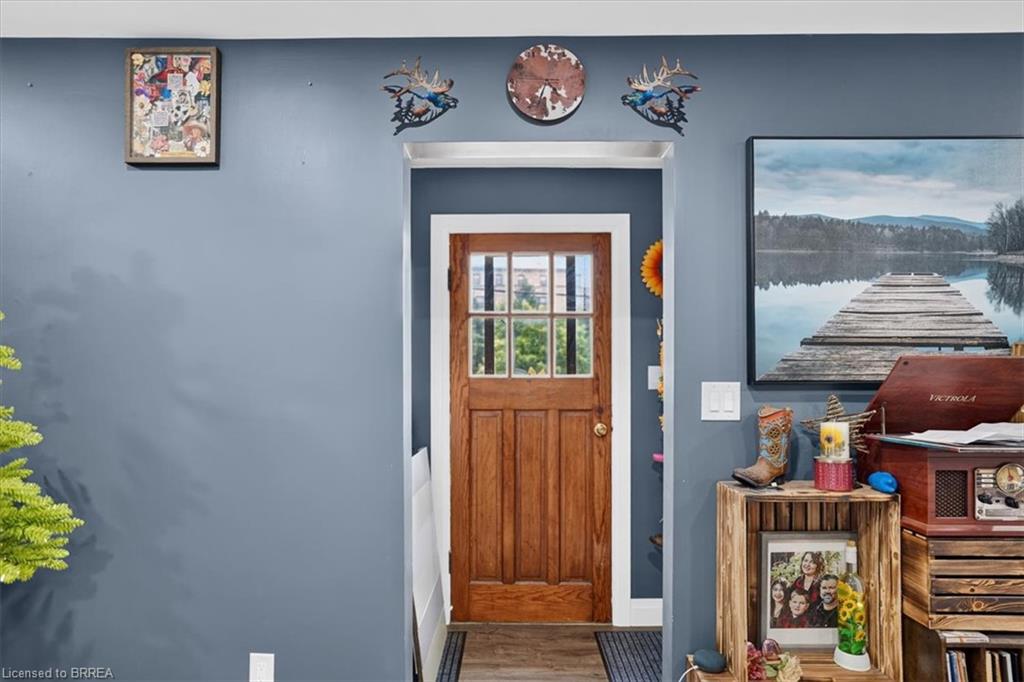 60 Park Road N Property Photo 2