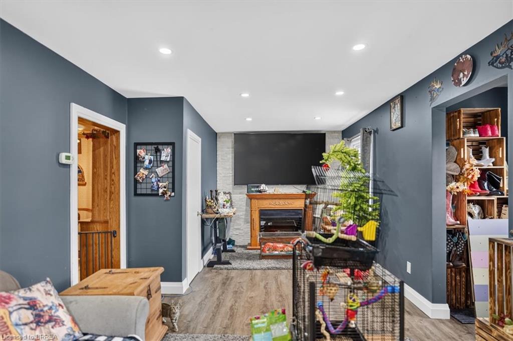 60 Park Road N Property Photo 3
