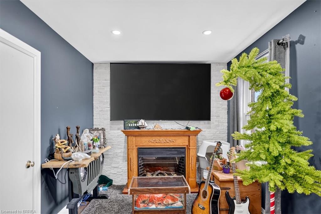 60 Park Road N Property Photo 4