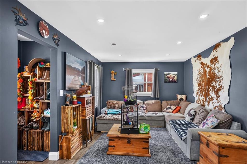 60 Park Road N Property Photo 6