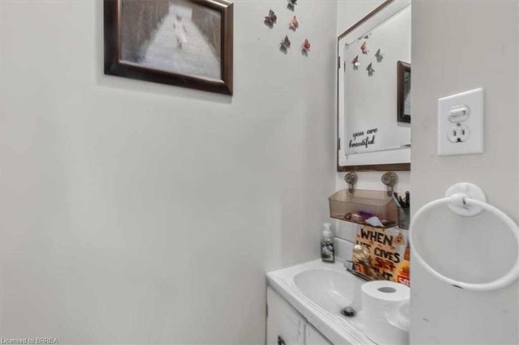 60 Park Road N Property Photo 8