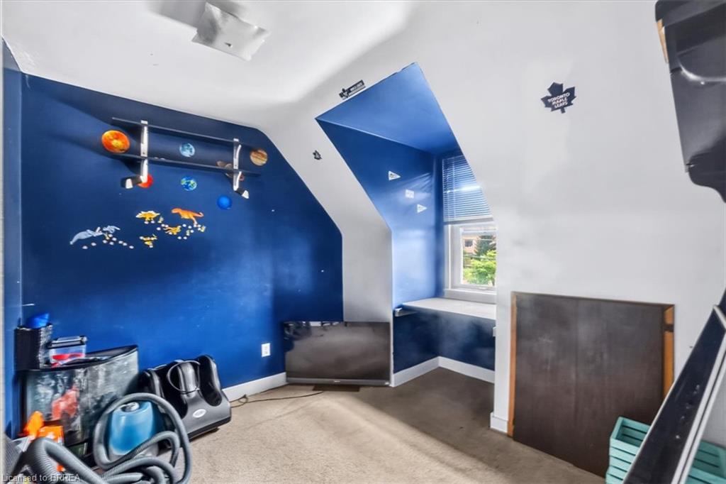 60 Park Road N Property Photo 11
