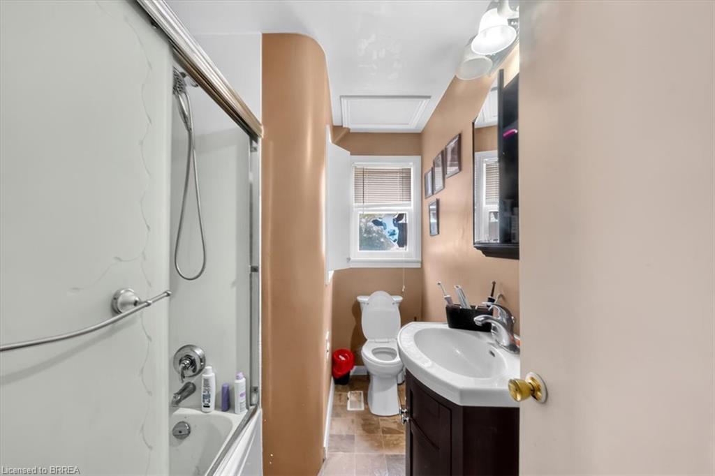 60 Park Road N Property Photo 13