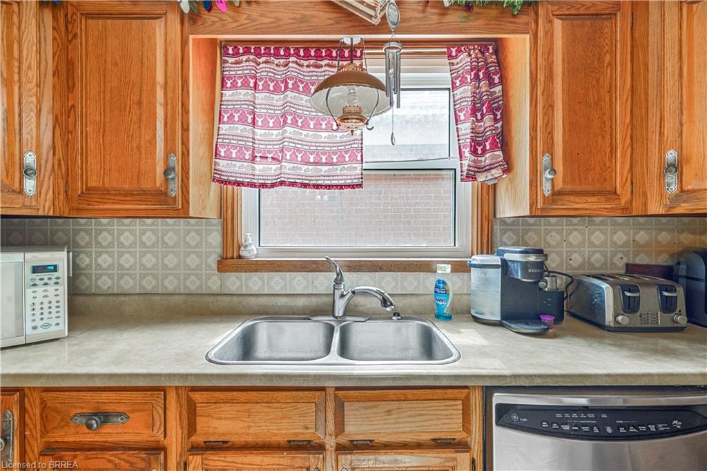 60 Park Road N Property Photo 13