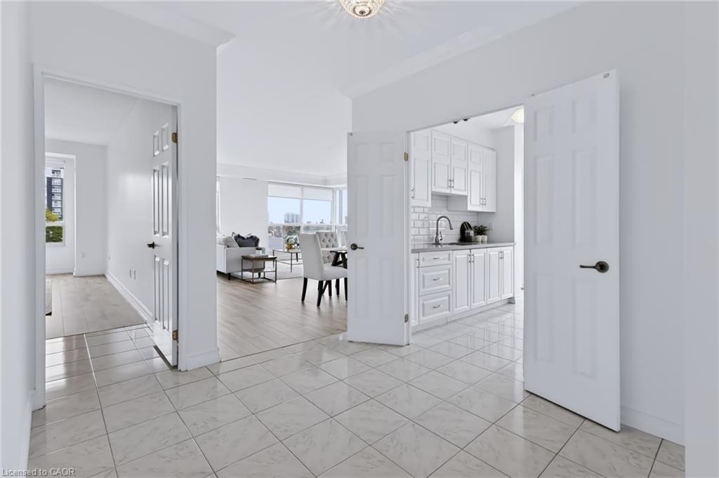 712-2511 Lakeshore Road W Property Photo 7