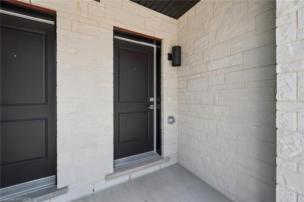 B047-525 Erinbrook Drive Property Photo 4