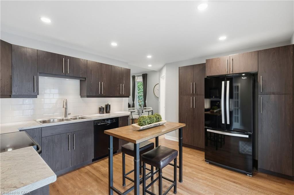 241 Rosslyn Avenue N Property Photo 14
