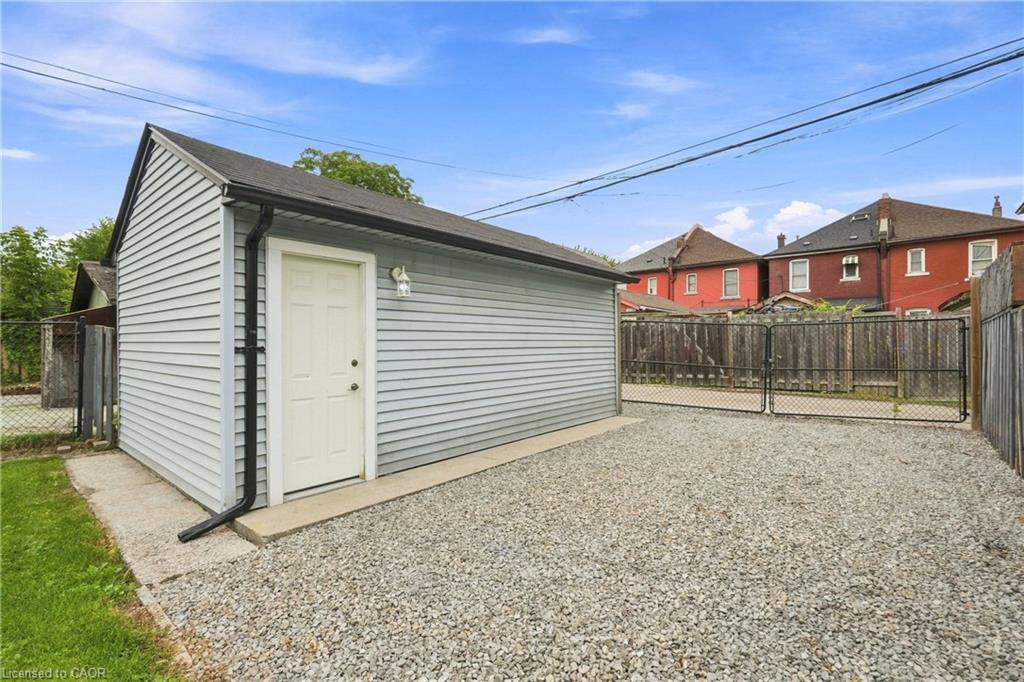 241 Rosslyn Avenue N Property Photo 31