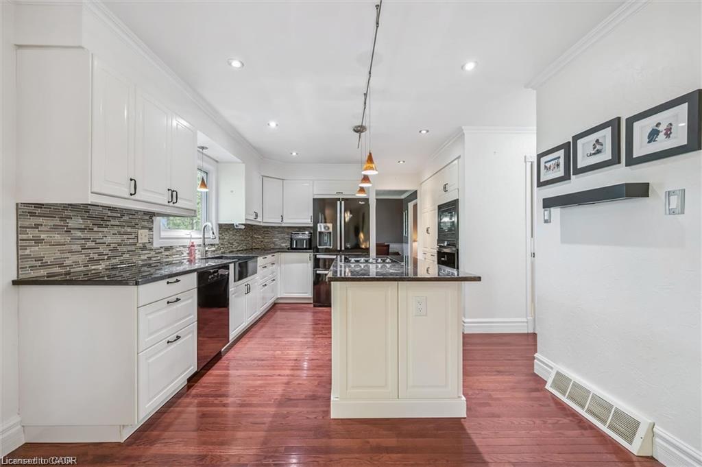 21 Tinatawa Court Property Photo 8