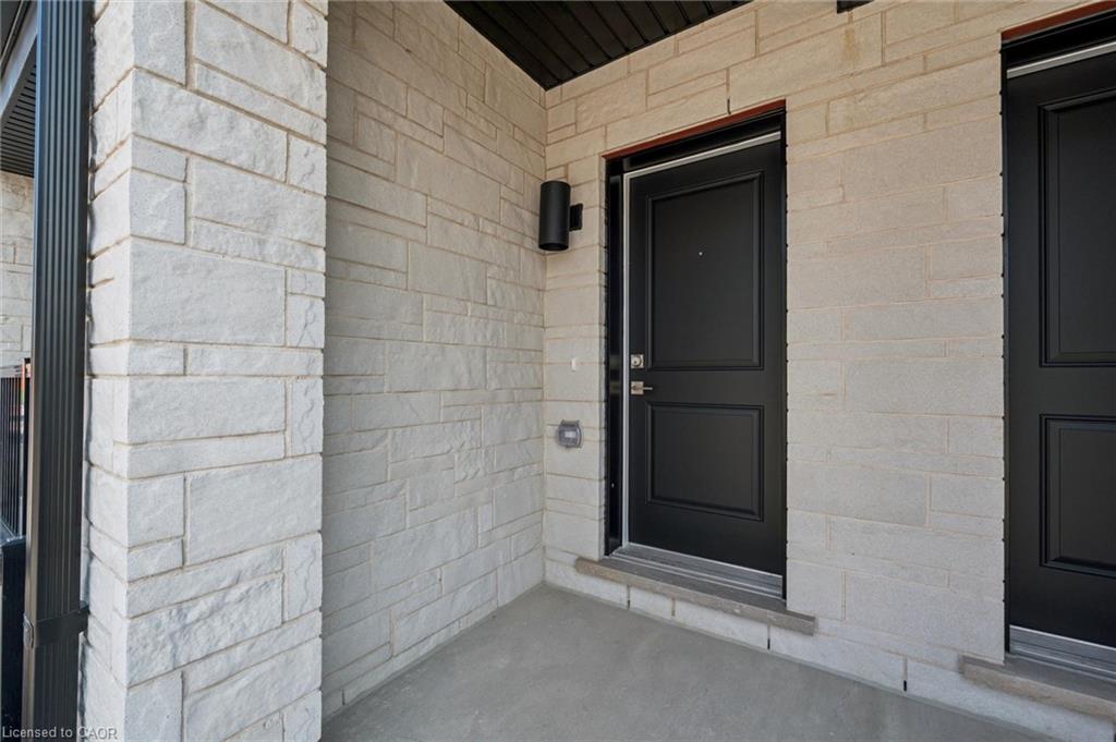 B046-525 Erinbrook Drive Property Photo 4