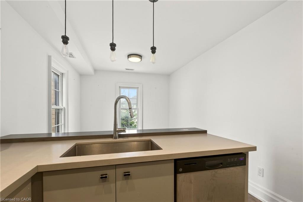 201-760 Lakeshore Road E Property Photo 15