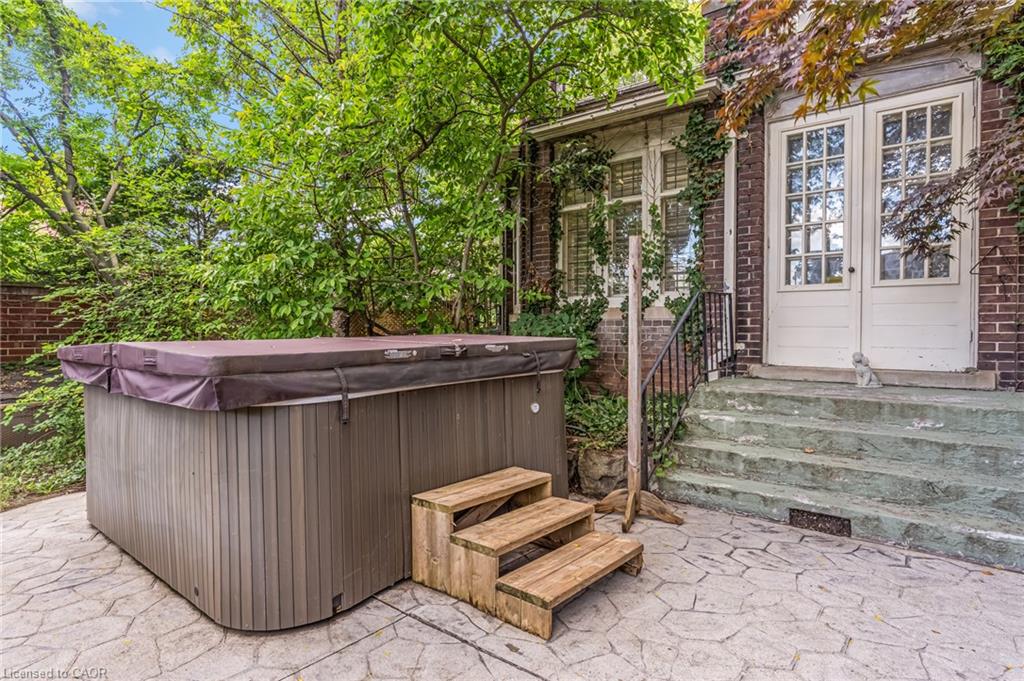 122 Dufferin Avenue Property Photo 4
