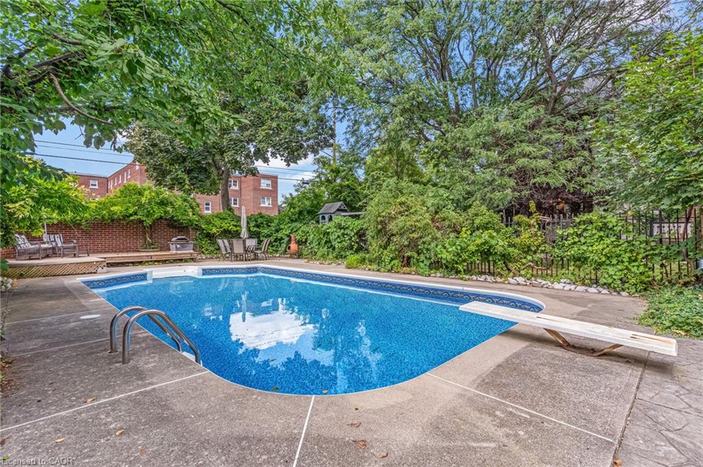 122 Dufferin Avenue Property Photo 8