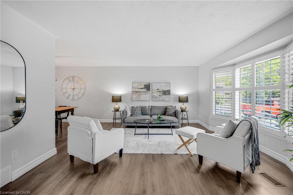 5073 Queen's Court Property Photo 4