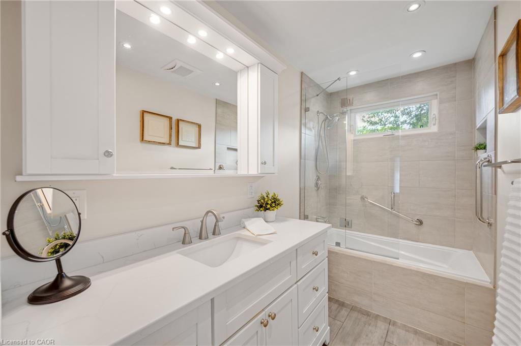 5073 Queen's Court Property Photo 16