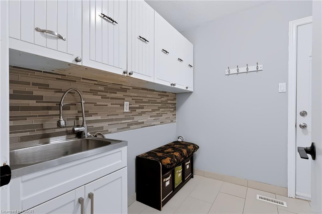 4248 Dunvegan Road Property Photo 17