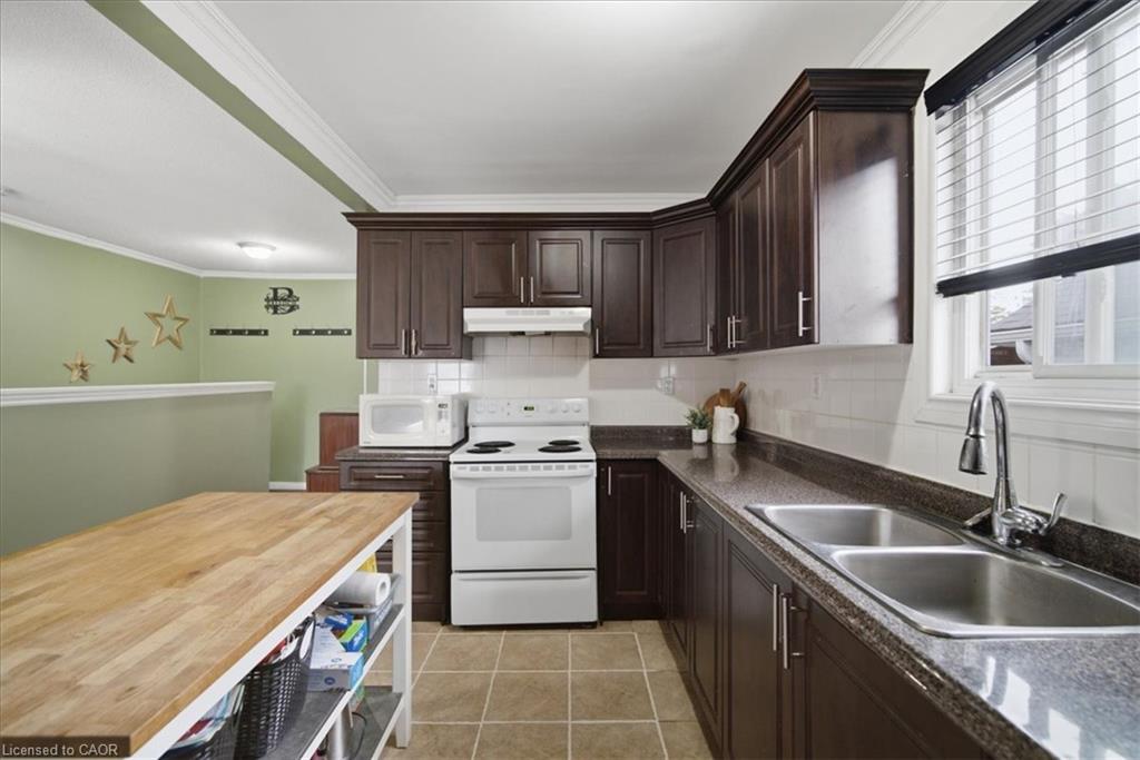22 Delena Avenue N Property Photo 4