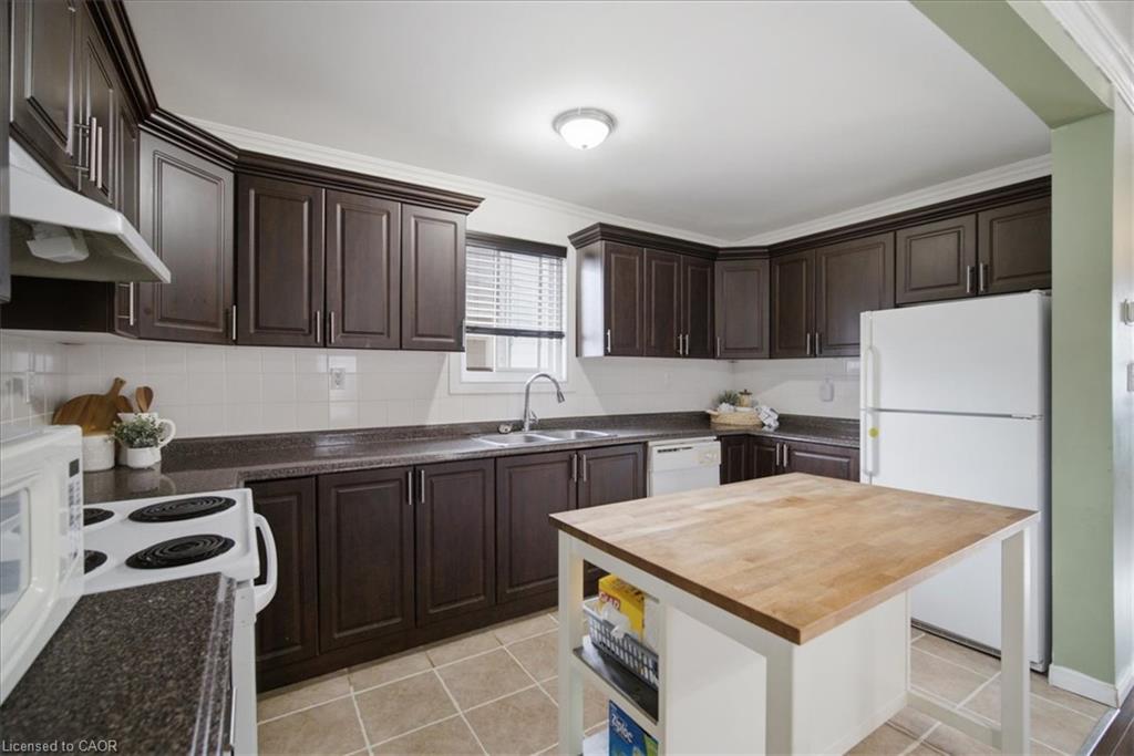 22 Delena Avenue N Property Photo 7