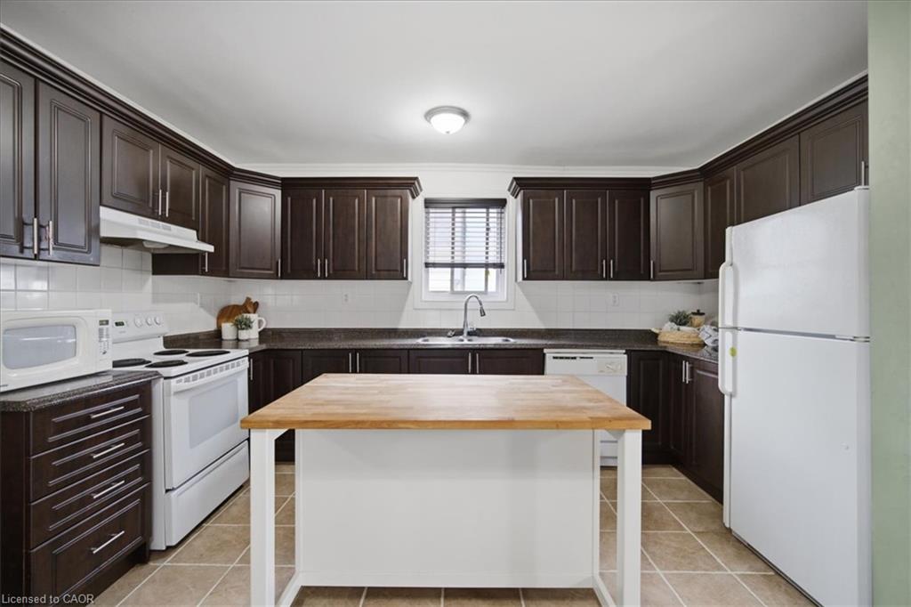 22 Delena Avenue N Property Photo 8
