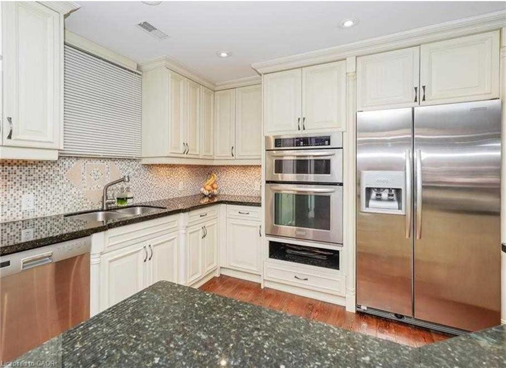 453 Brant Street Property Photo 9