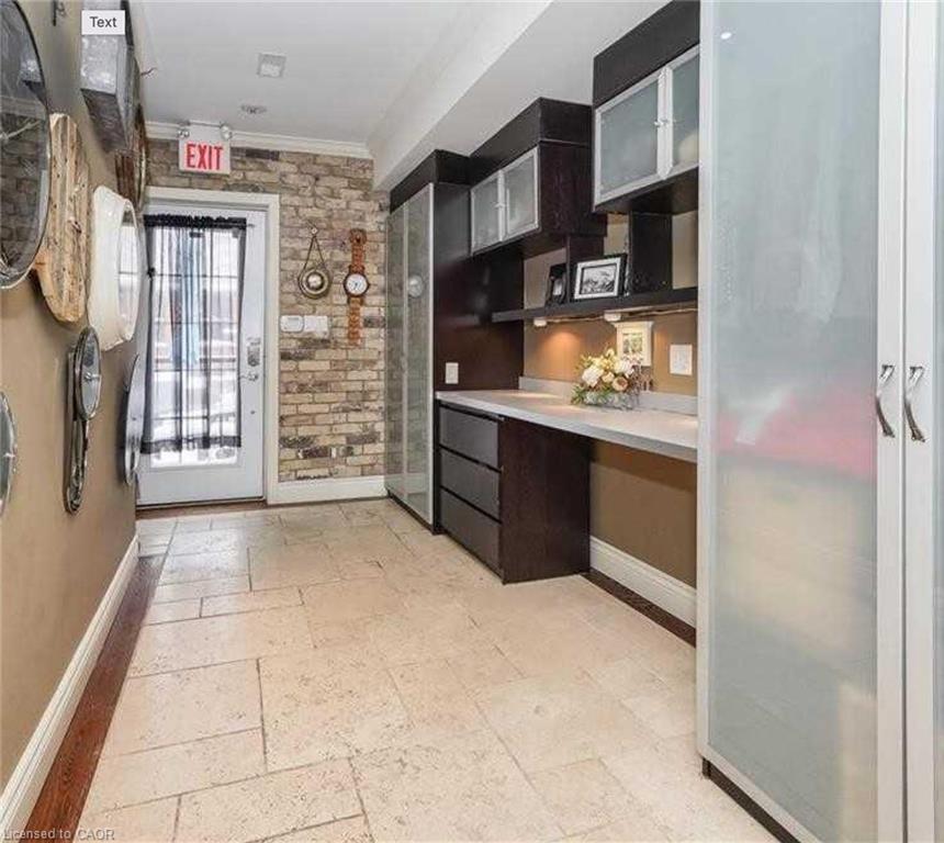 453 Brant Street Property Photo 11