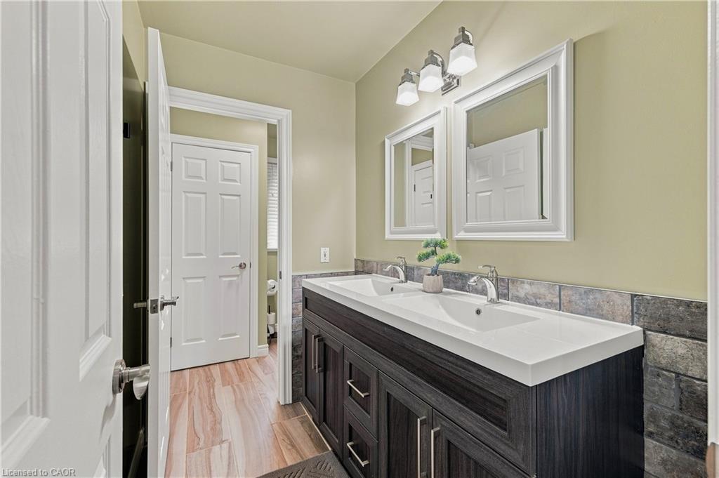 295 John Street S Property Photo 14