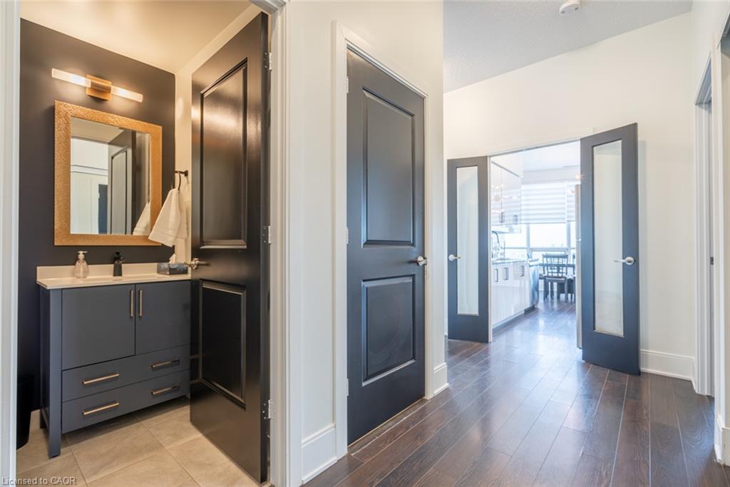 330 Burnhamthorpe Road W Property Photo 4