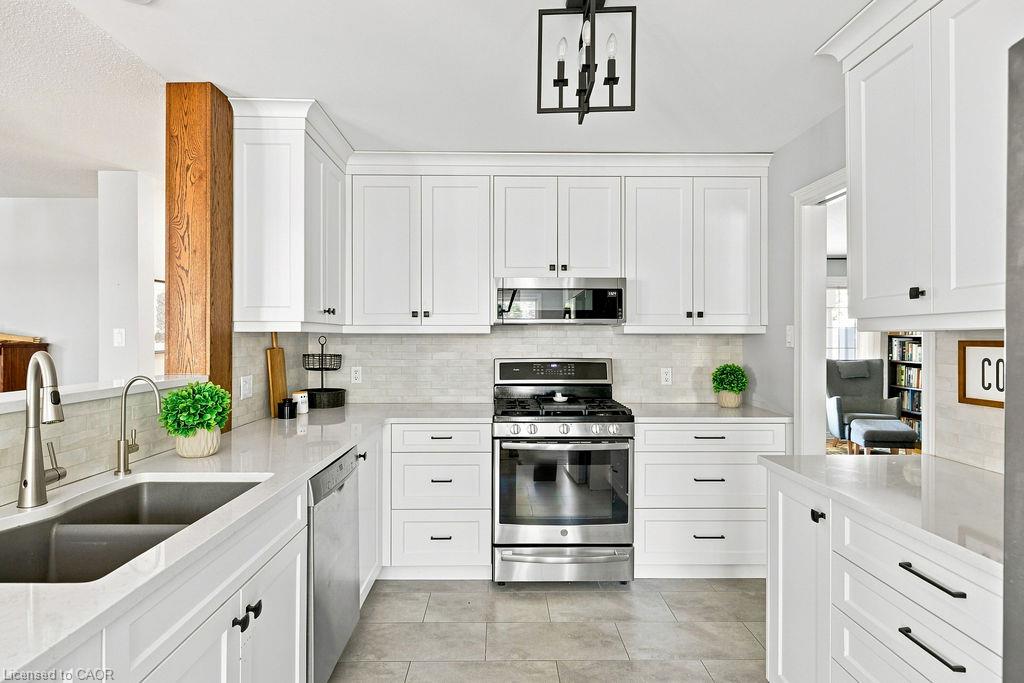 3999 Azalea Crescent Property Photo 4