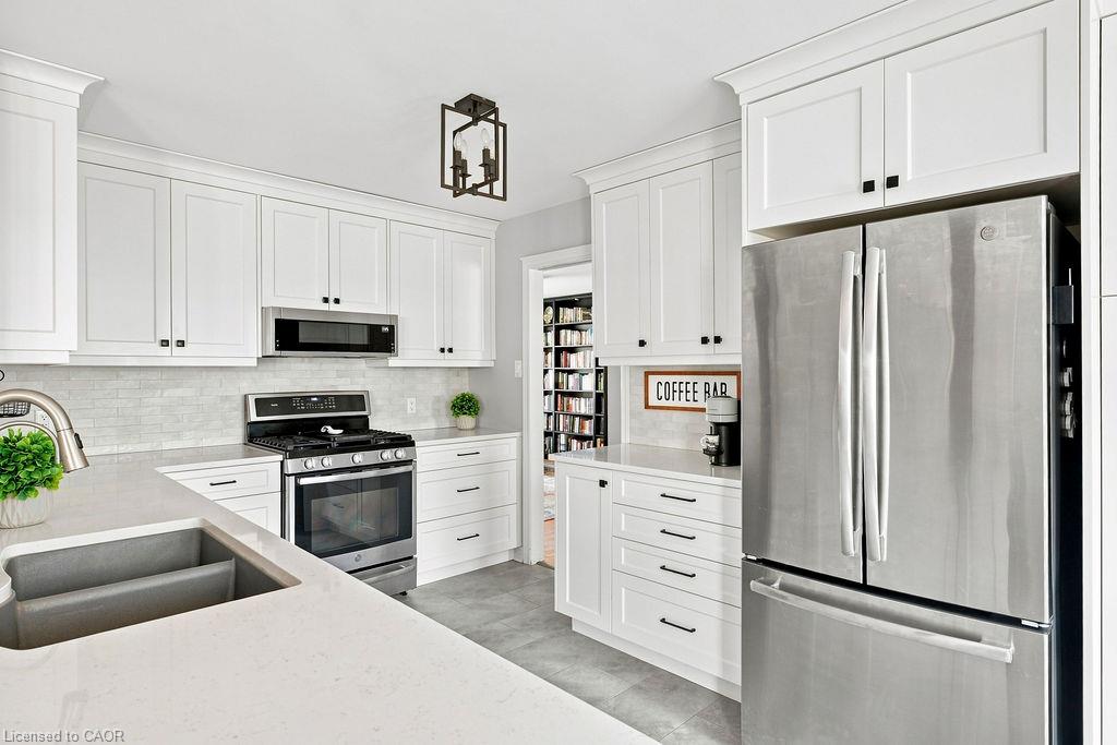 3999 Azalea Crescent Property Photo 5