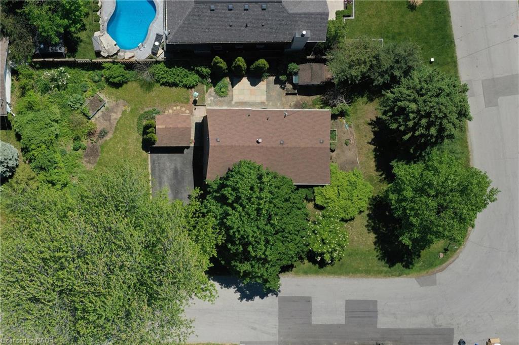 1304 Avon Crescent Property Photo 4