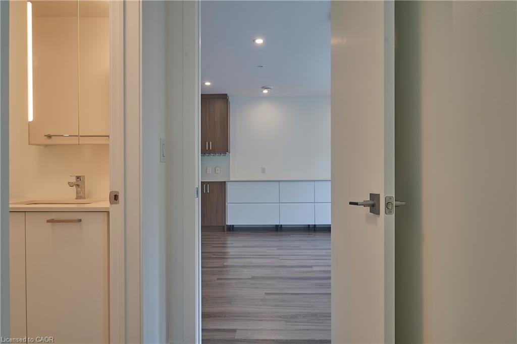 601-479 Charlton Avenue E Property Photo 22