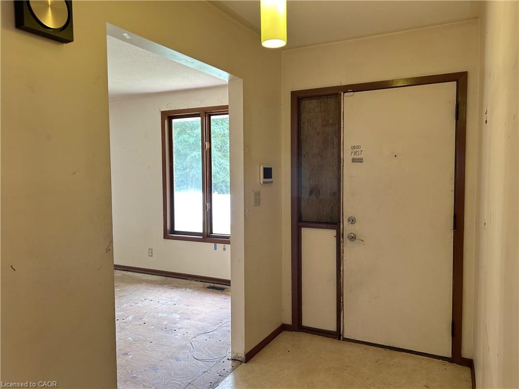 90 Queensway E Property Photo 5