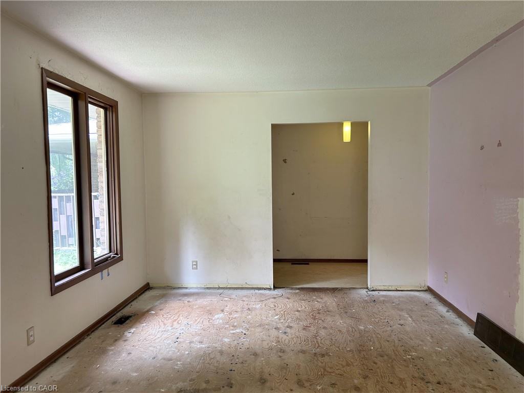 90 Queensway E Property Photo 6