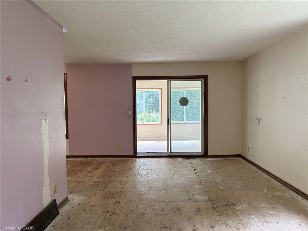 90 Queensway E Property Photo 7