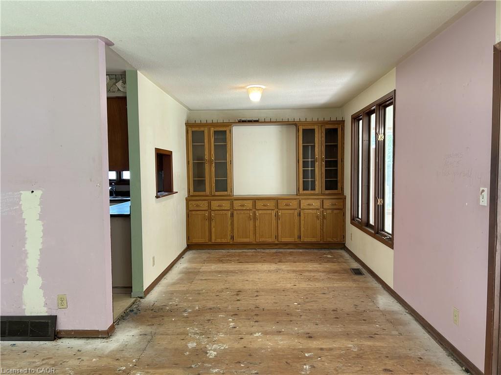 90 Queensway E Property Photo 8