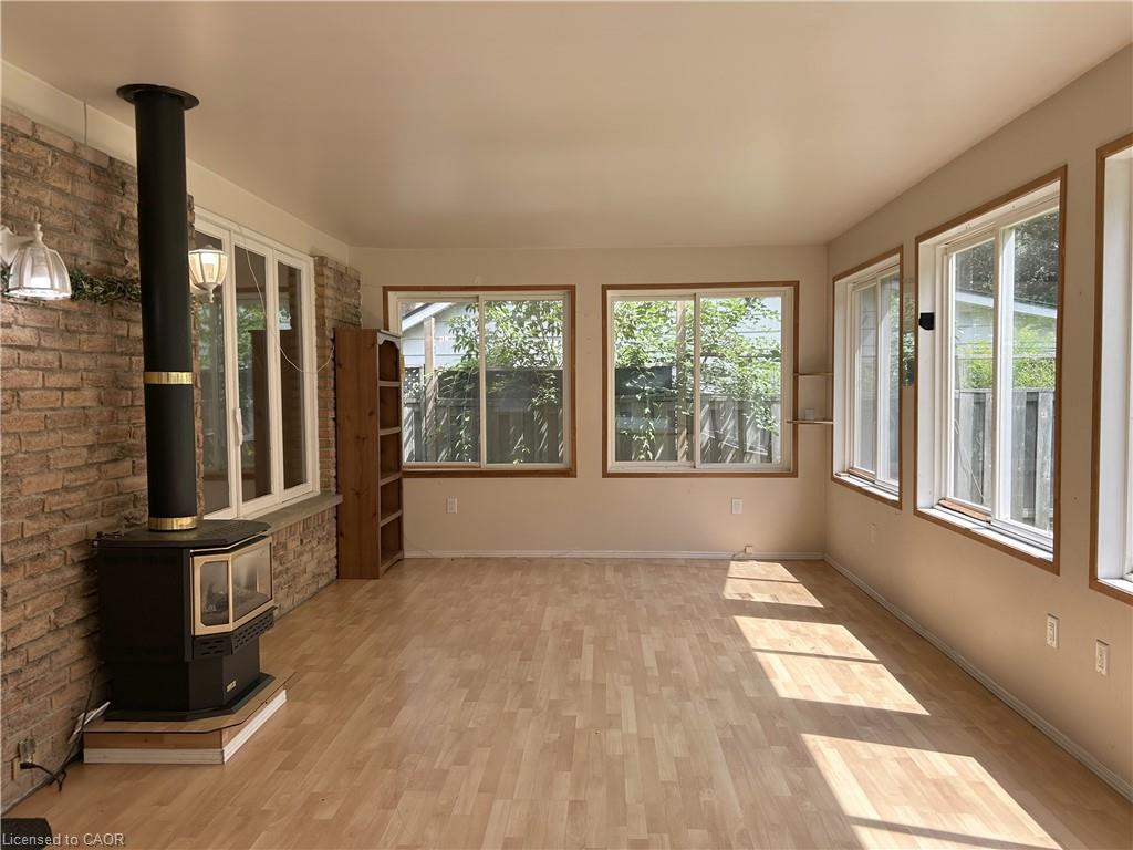 90 Queensway E Property Photo 9