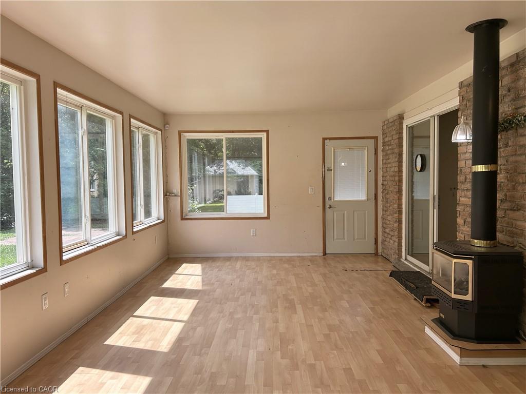 90 Queensway E Property Photo 10